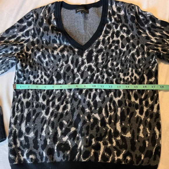 Grey leopard v neck sweater - Picture 3 of 5